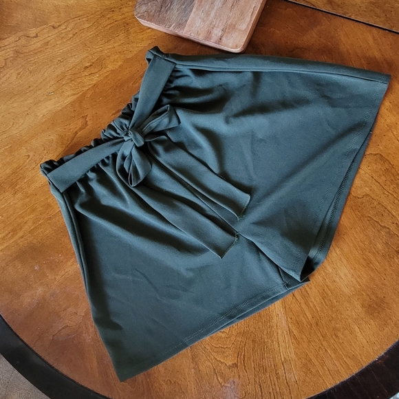 NWT AUTUMN SUNSET Olive Green Highwasted Paper Bag Shorts - Picture 7 of 11